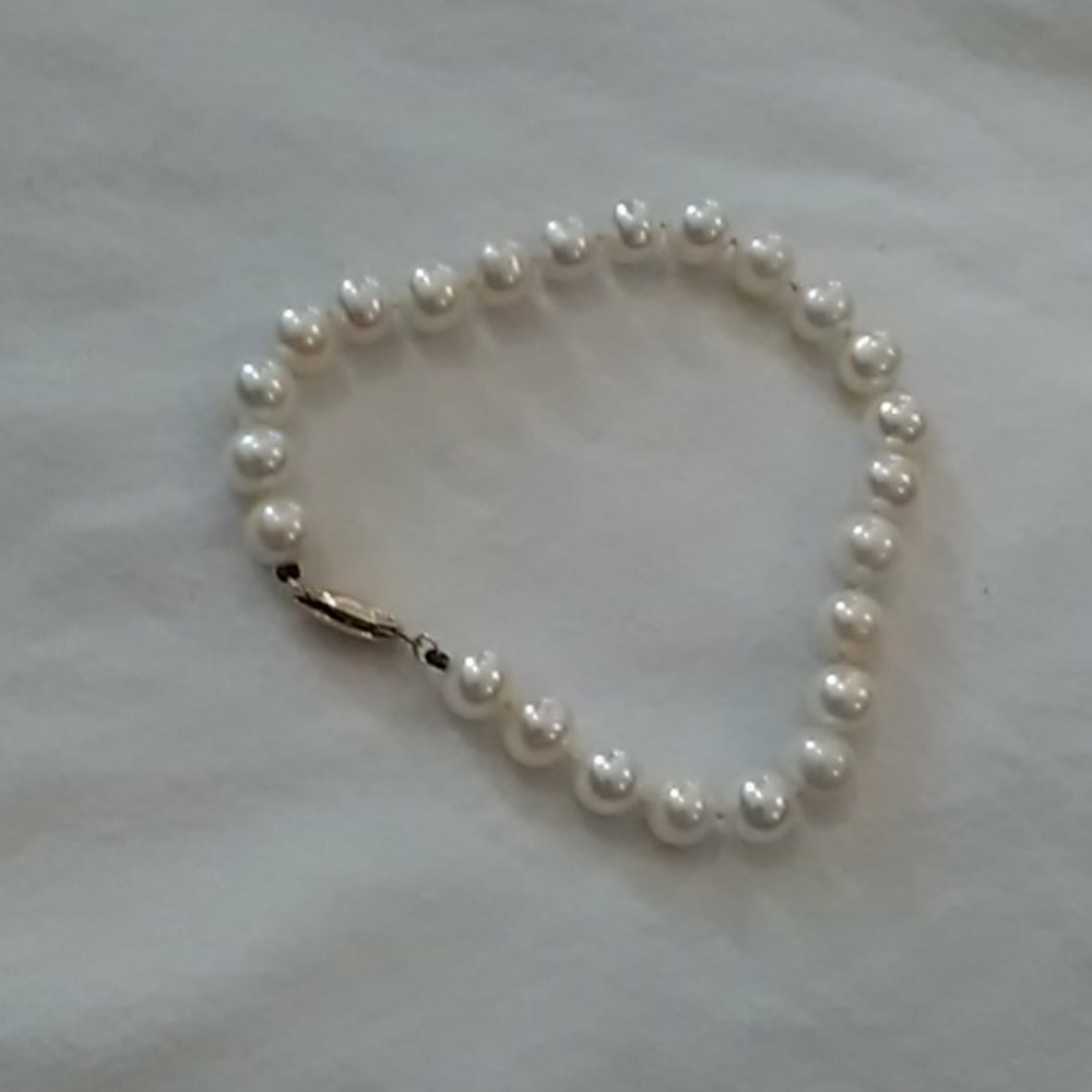 Excellent condition cultured pearl bracelet